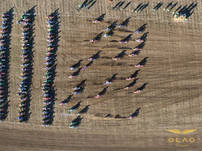 Le départ des 5 heures de l'Yaigne vu par drone : les pilotes s'élancent vers leurs motos