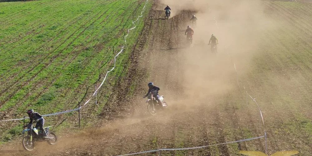 Pilotes d'enduro dans un nuage de poussière sur le circuit des 5 heures de l'Yaigne à Domloup