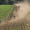 Pilotes d'enduro dans un nuage de poussière sur le circuit des 5 heures de l'Yaigne à Domloup