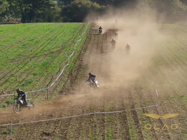 Pilotes d'enduro dans un nuage de poussière sur le circuit des 5 heures de l'Yaigne à Domloup