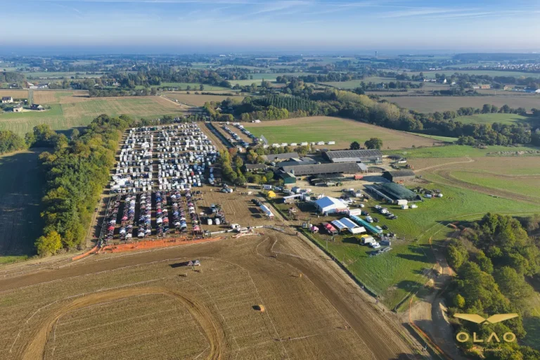 Vue aérienne par drone du site des 5 heures de l'Yaigne à Domloup : paddock, parc des pilotes et circuit dans la campagne