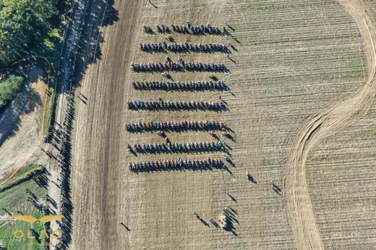 Vue aérienne de la grille de départ des 5 heures de l'Yaigne : les motos alignées en rangs