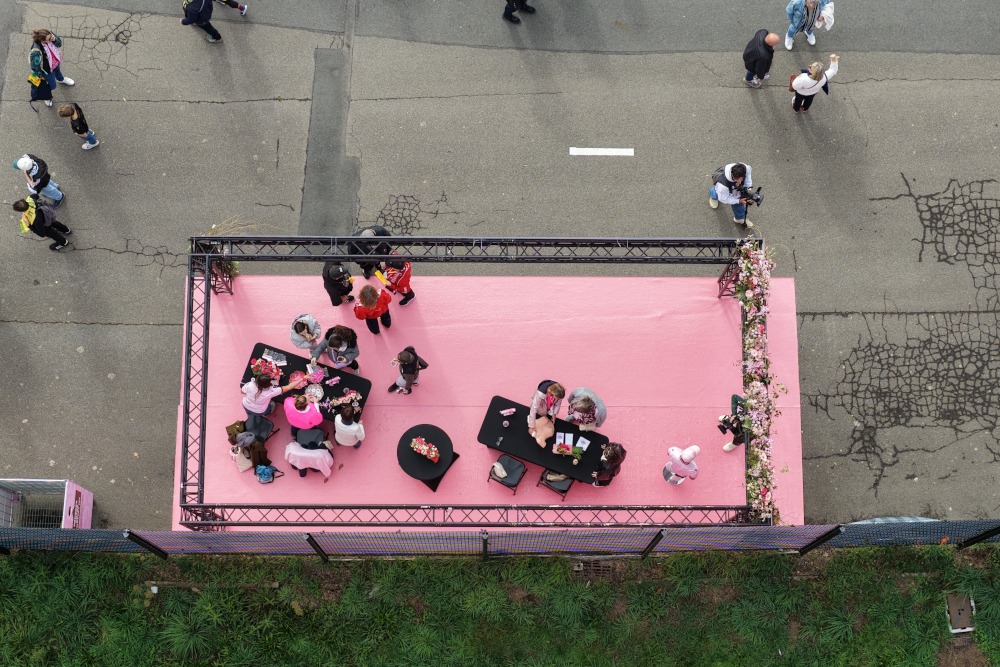 Stand Octobre rose sur le parvis de la Beaujoire, vu par drone à la verticale