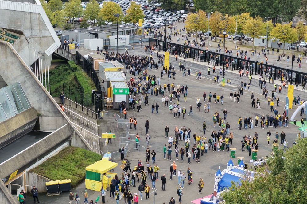 Supporters du FC Nantes arrivant au stade de la Beaujoire avant le match