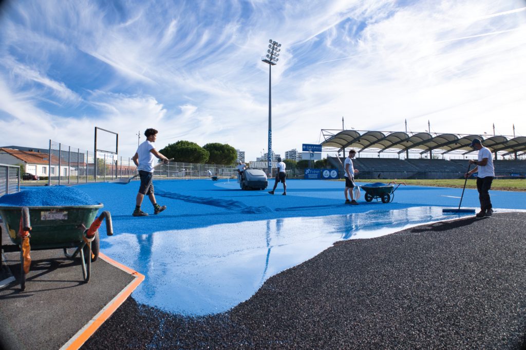 Pose de la résine sur la piste d'athlétisme du stade René-Gaillard à Niort