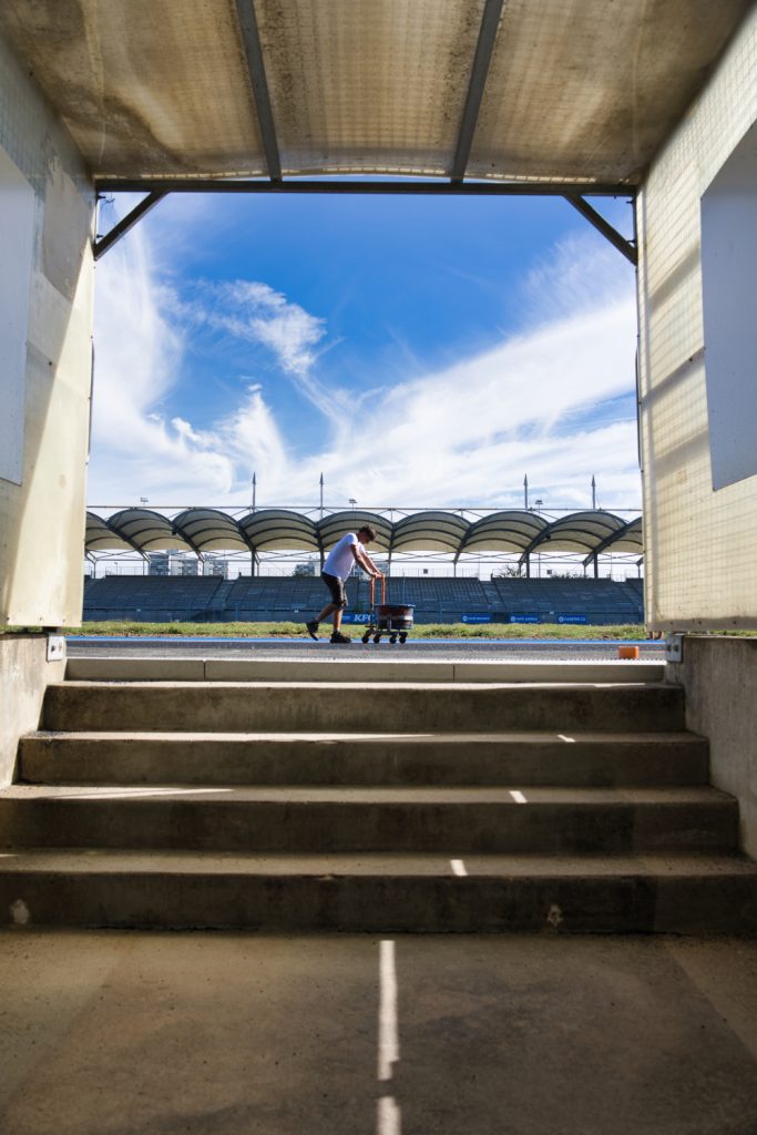 Sortie de vestiaire du stade René-Gaillard au début des travaux de la piste