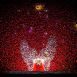 Public de La Nuit de l'Erdre 2026 vu à la verticale par drone, lumières rouges et jeu de lumières en forme d'ailes devant la scène
