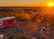 Coucher de soleil sur la grande scène de La Nuit de l'Erdre 2026, vue par drone au-dessus du public à Nort-sur-Erdre