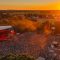 Coucher de soleil sur la grande scène de La Nuit de l'Erdre 2026, vue par drone au-dessus du public à Nort-sur-Erdre