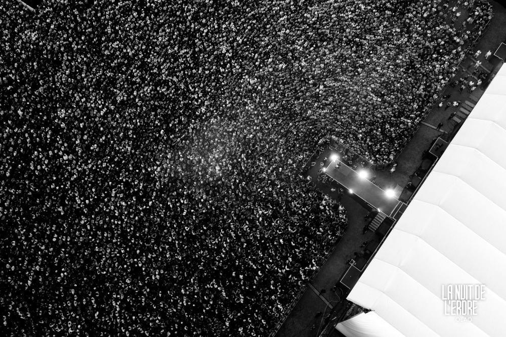 Photo en noir et blanc par drone de la foule de La Nuit de l'Erdre 2026, au bord du chapiteau blanc