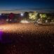 Foule de La Nuit de l'Erdre 2026 à la tombée de la nuit, vue par drone depuis le côté de la scène