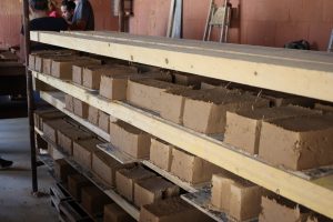 Les briques à peine fabriquées sont mises à sécher dans l'atelier