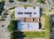 photo par drone du Pôle enfance en Mai 2026 au moment de sa livraison. Chantier biosourcé de Petit-Mars : suivi de chantier en paille et terre crue.