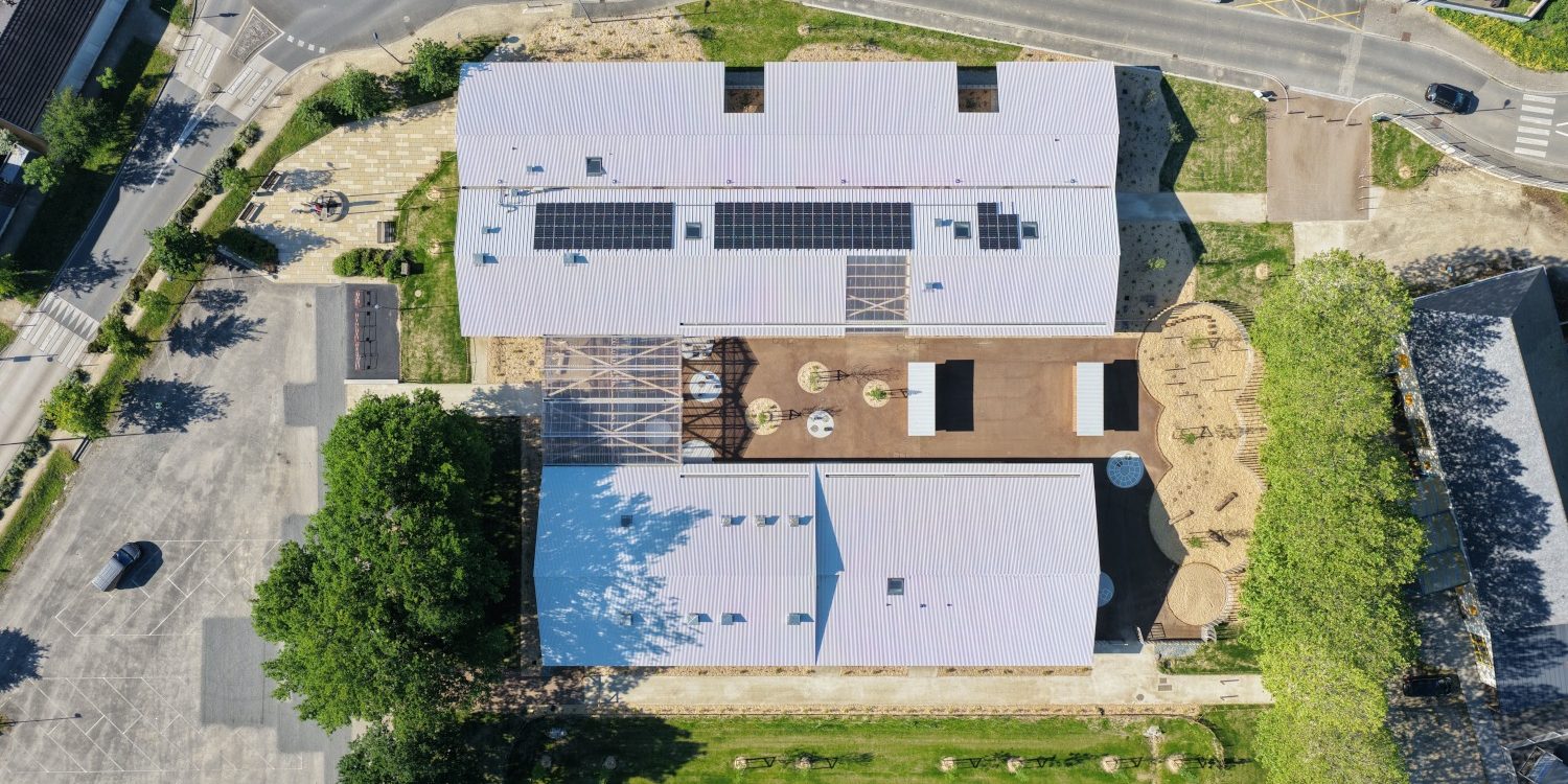 -Petit Mars_Fin-Mai 26_20260525084444_0547_D-Top Shot-Web photo par drone du Pôle enfance en Mai 2026 au moment de sa livraison. Chantier biosourcé de Petit-Mars : suivi de chantier en paille et terre crue.