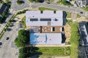 photo par drone du Pôle enfance en Mai 2026 au moment de sa livraison. Chantier biosourcé de Petit-Mars : suivi de chantier en paille et terre crue.