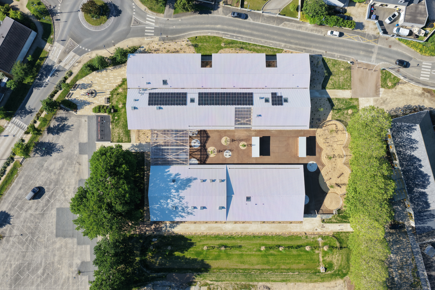 Le pôle enfance de Petit-Mars livré, bâtiment en bois, paille et terre, par drone en mai 2026