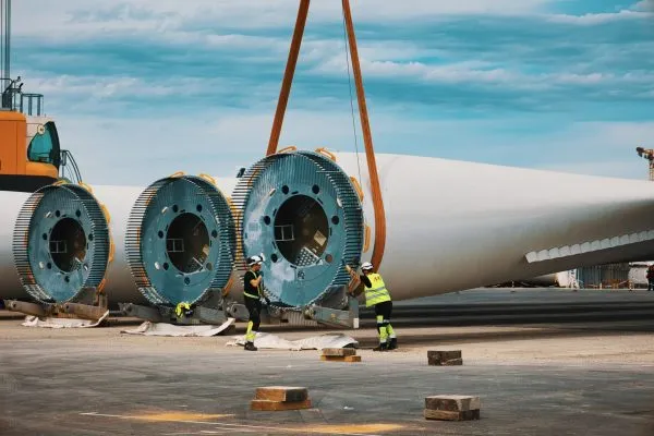 Photographie prise lors d'un suivi de chantier sur le port de St Nazaire. levage de pales d'éoliennes pour embarquement sur le Vol au vent.