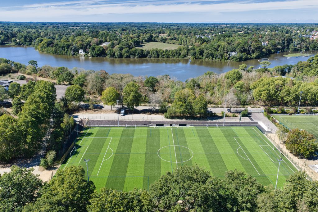 Vue par drone du nouveau terrain de football de Sucé-sur-Erdre, au bord de l'Erdre