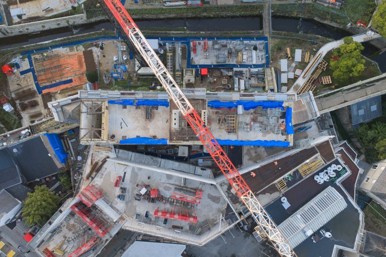 Vue zénithale par drone du chantier de l'Hermine, futur musée des Beaux-Arts de Vannes, avec la grue rouge