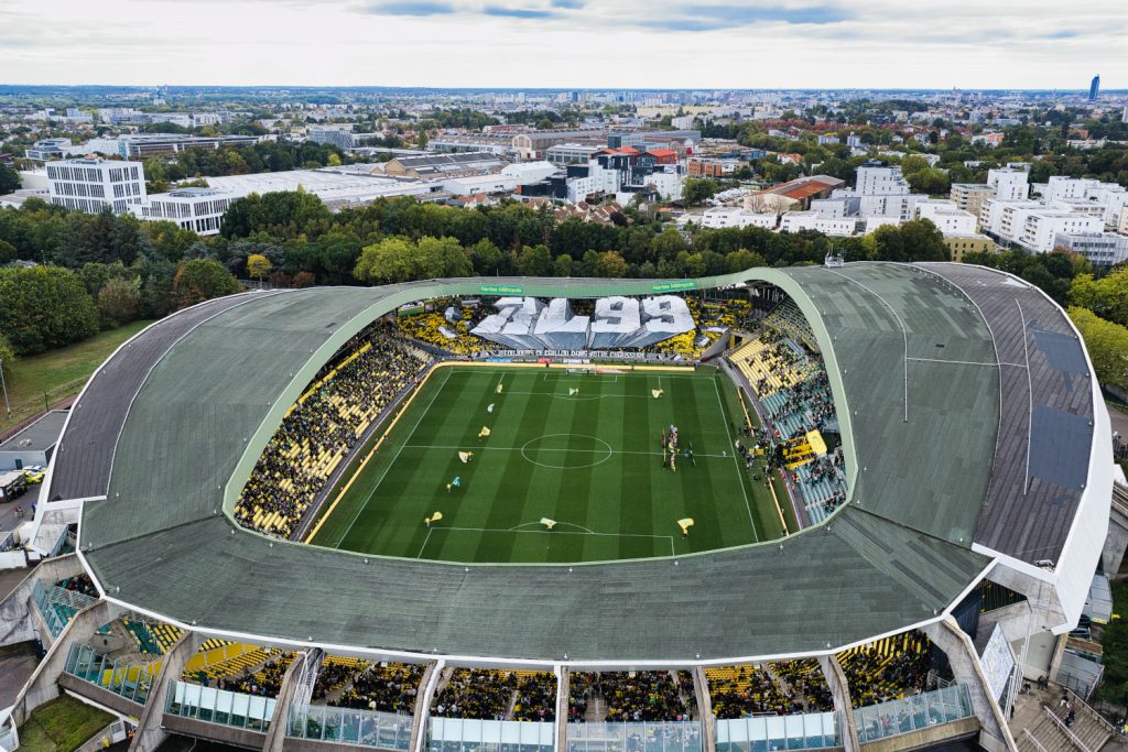 Stade de la Beaujoire vu par drone, tifo BL99 de la Brigade Loire et ville de Nantes en arrière-plan