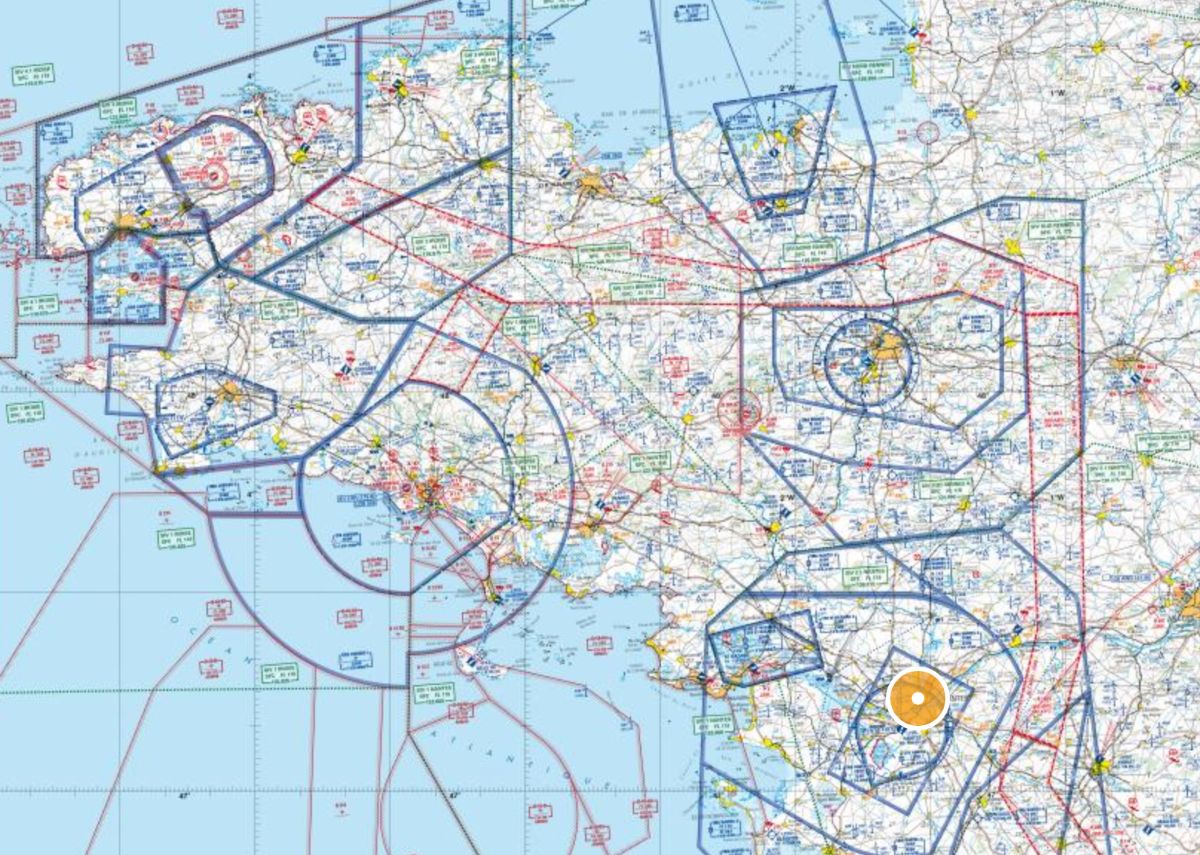 Démarches et autorisation drone : carte OACI du Grand Ouest autour de Nantes avec le calque des restrictions UAS pour les drones, zones contrôlées et zones réglementées à vérifier avant chaque vol