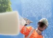 Peintre routier de Miditraçage-Esvia filmé par en dessous, à travers une plaque de plexiglas posée sur l'appareil, pendant la pulvérisation de peinture, plan du film lauréat du concours vidéo du SER