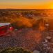 Coucher de soleil sur la grande scène de La Nuit de l'Erdre 2026, image du film du festival par drone