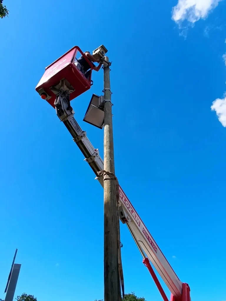 Installation d'une caméra timelapse en haut d'un poteau depuis une nacelle