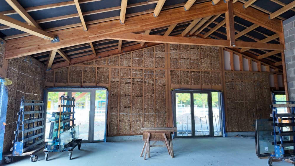 Le mur en paille de la future cantine avant d'être enduit.